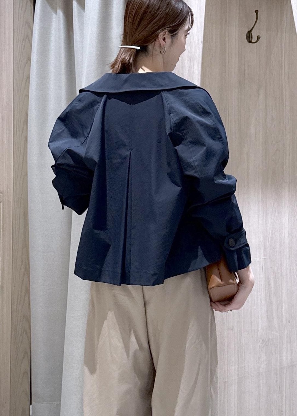 イエロー系のショルダーバッグ、ホワイト系のカーディガン/ボレロ、ベージュ系のその他パンツを着用したレディースの春コーディネートの7枚目の写真