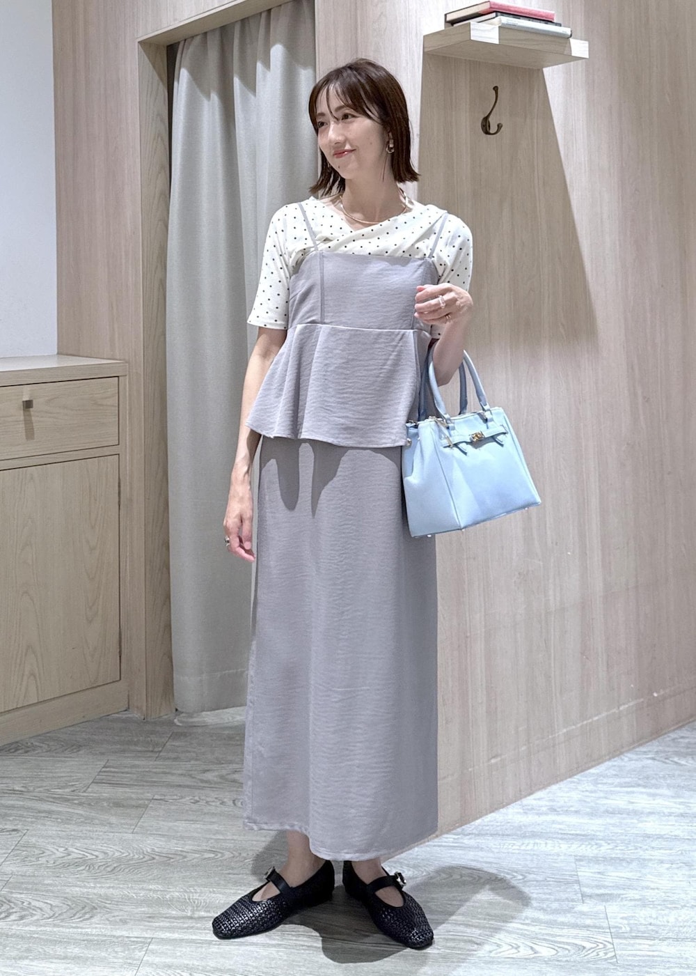 ブルー系のショルダーバッグ、ホワイト系のTシャツ/カットソー、グレー系のワンピースを着用したレディースの夏コーディネートの10枚目の写真