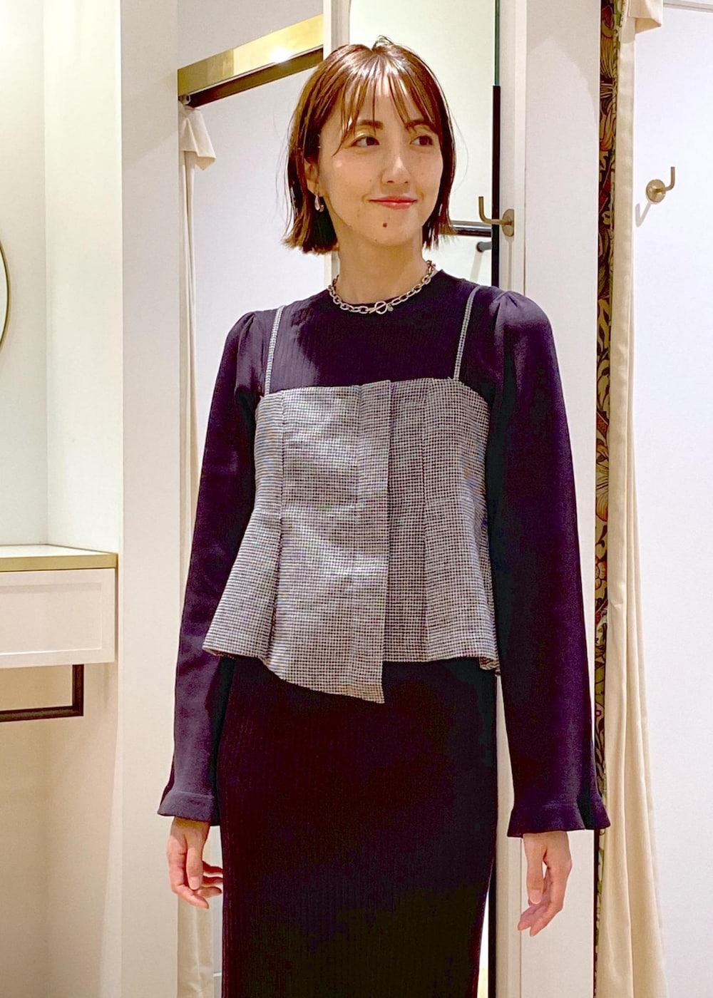 ブラック系のサンダル、ブラック系のワンピース、ホワイト系のショルダーバッグを着用したレディースの秋コーディネートの5枚目の写真