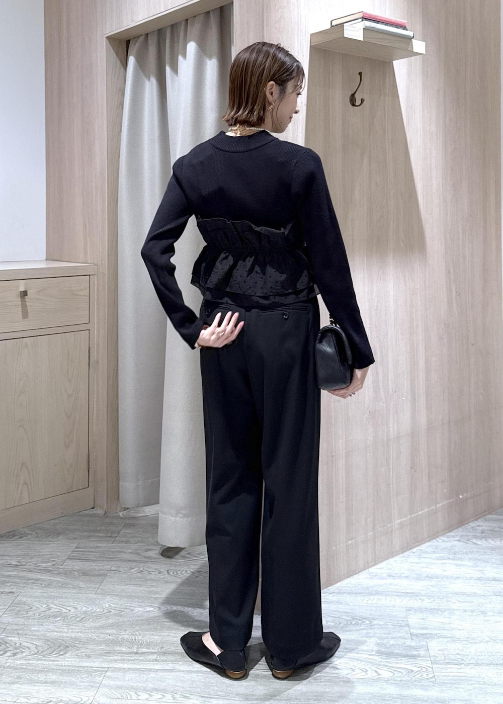 ブラック系のその他パンツ、ブラック系のニット/セーター、ブラック系のショルダーバッグを着用したレディースの冬コーディネートの5枚目の写真