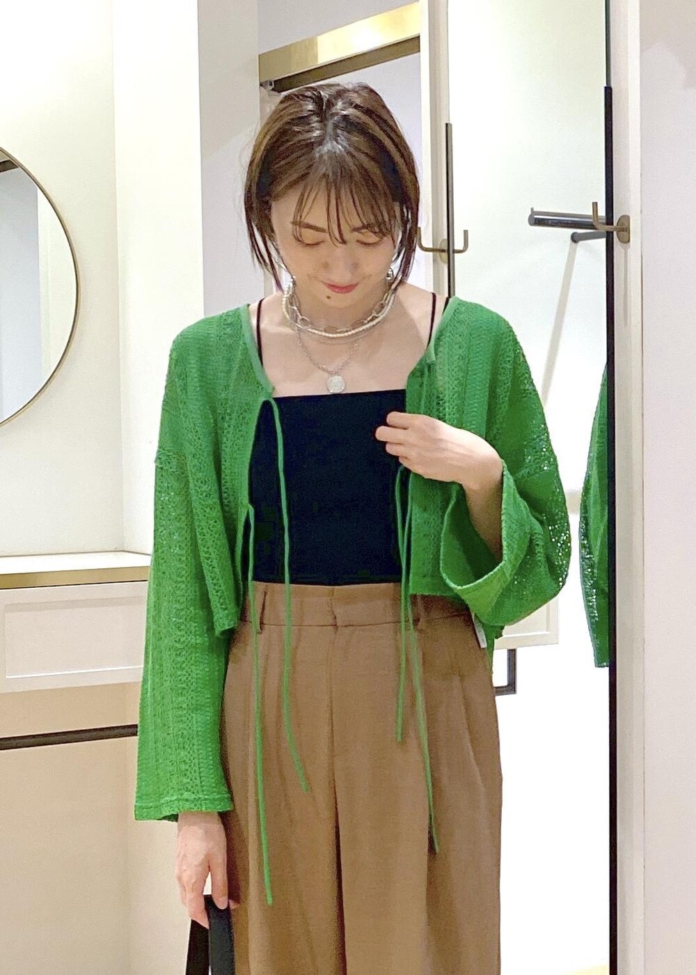 ブラック系のサンダル、ブラック系のキャミソール、ブラック系のショルダーバッグを着用したレディースの夏コーディネートの5枚目の写真