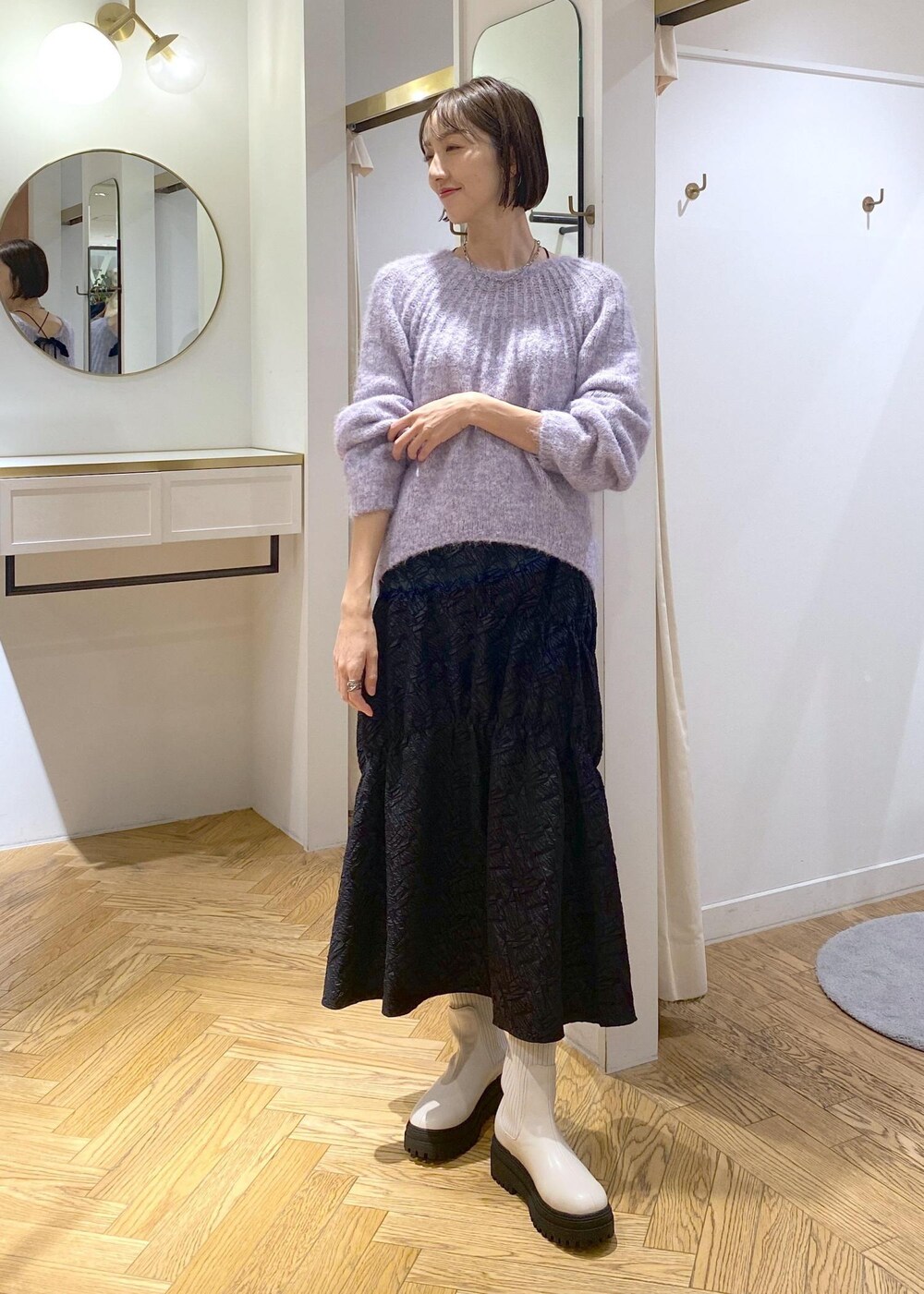 「大人シンプル、キレイめカジュアル、キレイめシンプル、カラーニット、ムートン、ムートンコート、羽織り、アウター、お出かけ、ニットコーデ、初冬コーデ、冬コーデ、デートコーデ、お出かけコーデ、旅行コーデ」｜「Juzeのタンクソールサイドニットブーツ（ブーツ、ホワイト系）」を使った、eric08さん（レディース・166cm）の冬コーディネートの6枚目の写真
