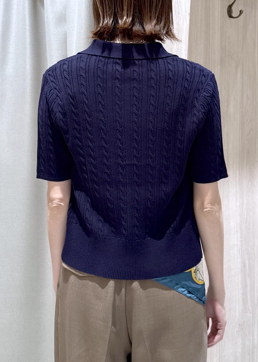 ブラック系のパンプス、ホワイト系のキャミソール、ブルー系のカーディガン/ボレロを着用したレディースの春コーディネートの8枚目の写真