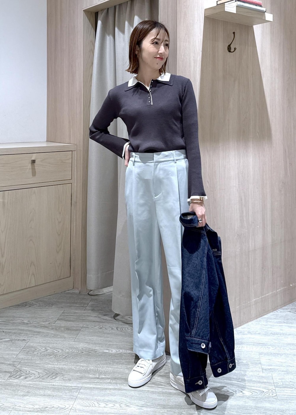 グレー系のスニーカー、グリーン系のその他パンツ、ブルー系のデニムジャケットを着用したレディースの冬コーディネートの9枚目の写真