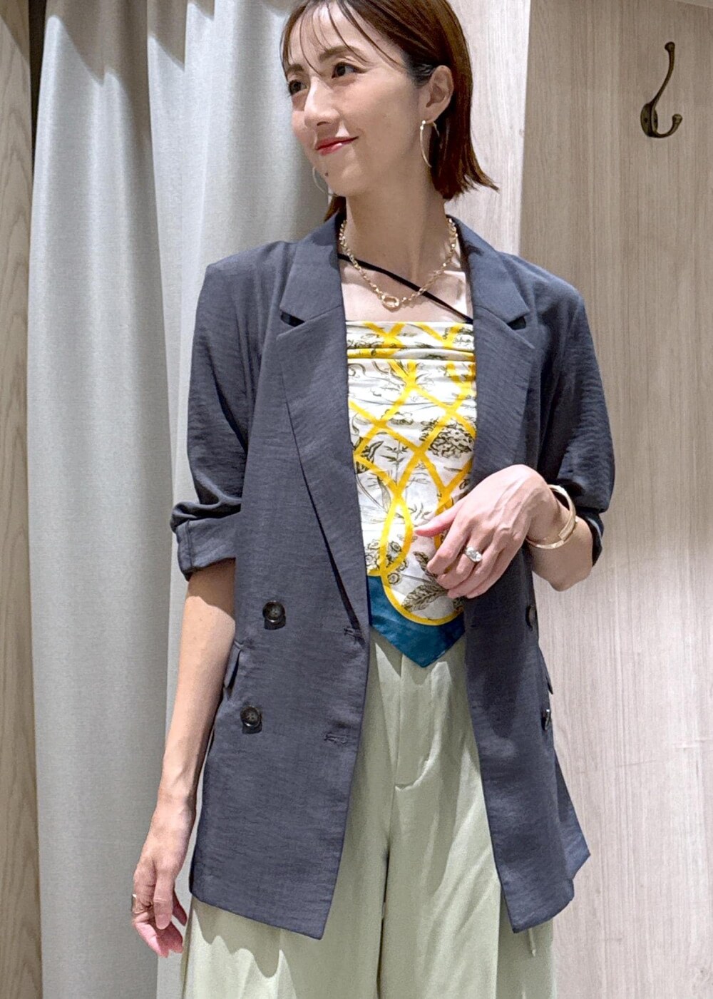 ブラック系のショルダーバッグ、ブラック系のキャミソール、ブラック系のパンプスを着用したレディースの夏コーディネートの8枚目の写真