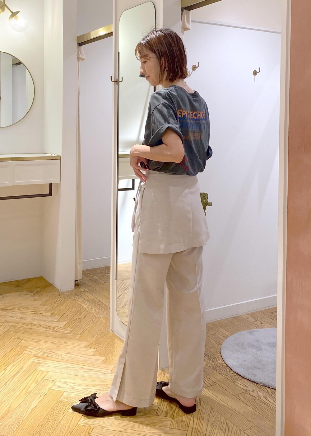 ゴールド系のショルダーバッグ、ブラック系のサンダル、グレー系のTシャツ/カットソーを着用したレディースの夏コーディネートの3枚目の写真
