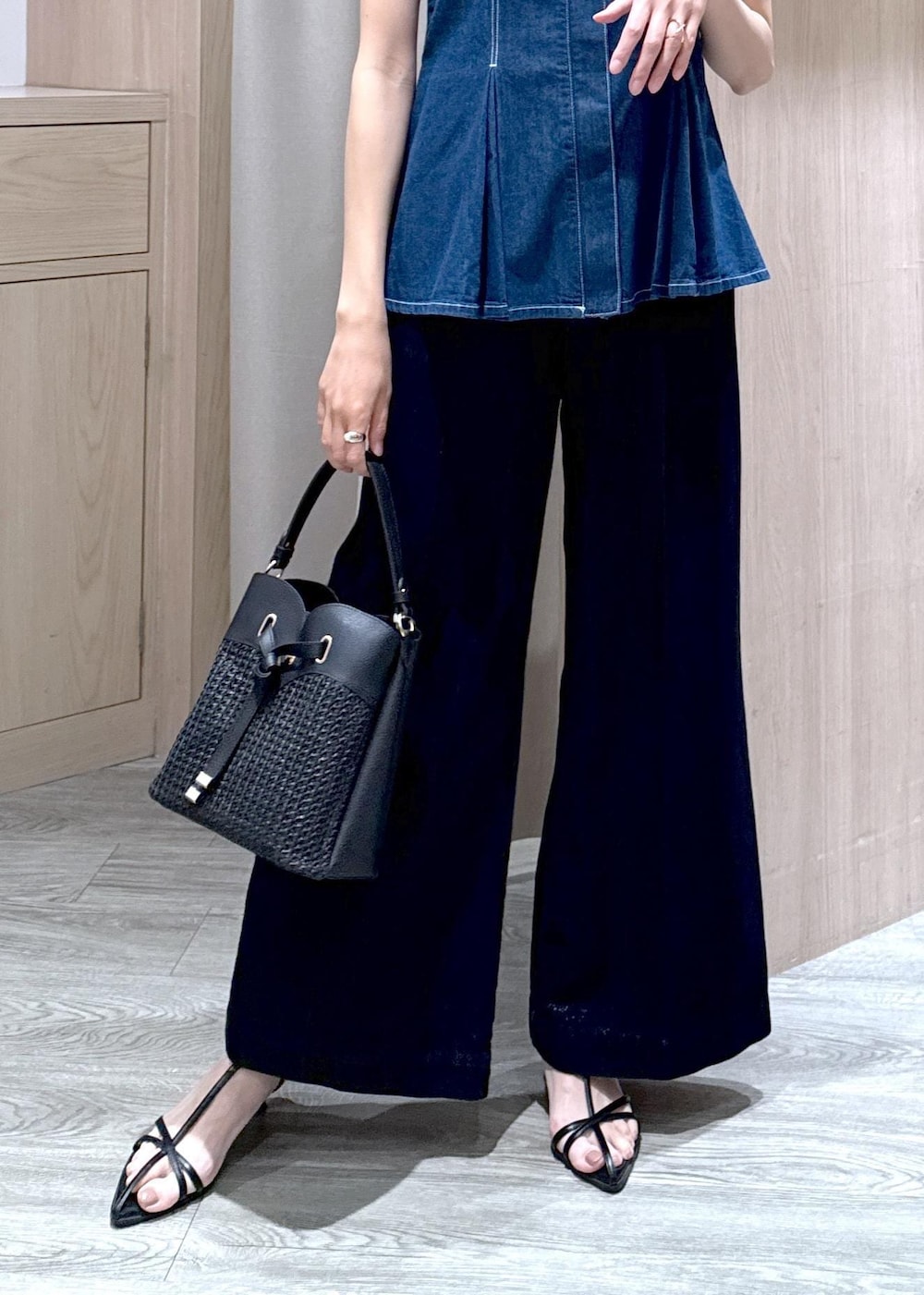 ブラック系のサンダル、ブルー系のキャミソール、ブラック系のニット/セーターを着用したレディースの春コーディネートの5枚目の写真