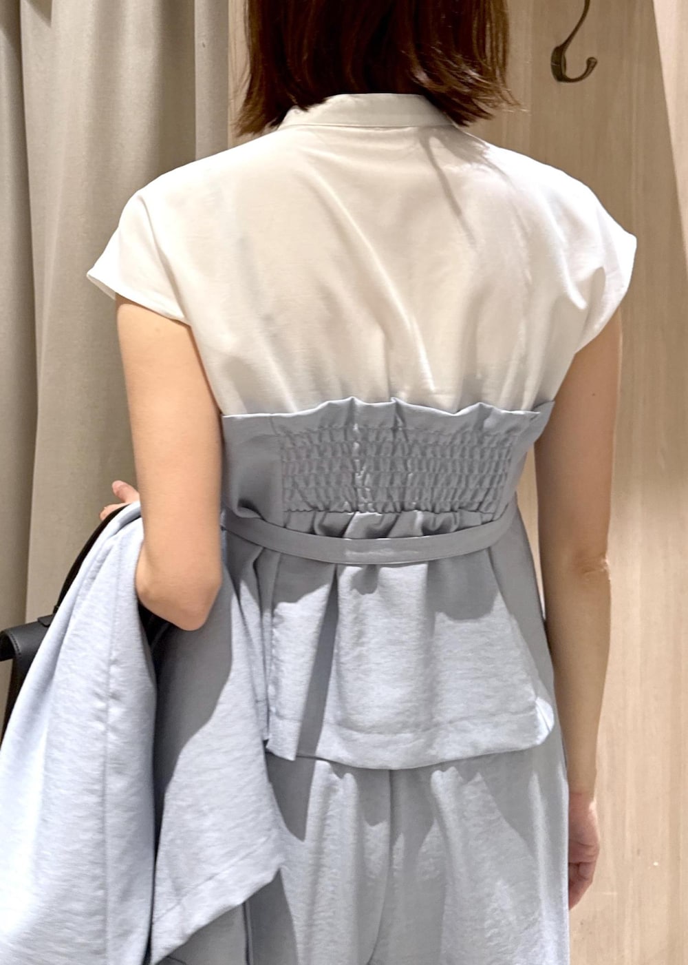 シルバー系のサンダル、ブルー系のシャツ/ブラウス、ブルー系のその他パンツを着用したレディースの春コーディネートの7枚目の写真