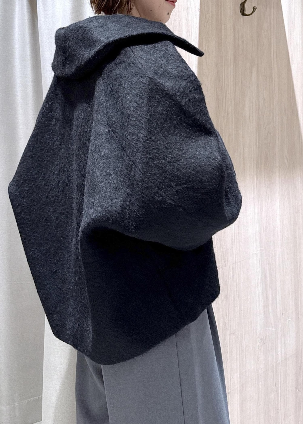 ホワイト系のショルダーバッグ、ブラック系のローファー、ブルー系のカーディガン/ボレロを着用したレディースの冬コーディネートの8枚目の写真