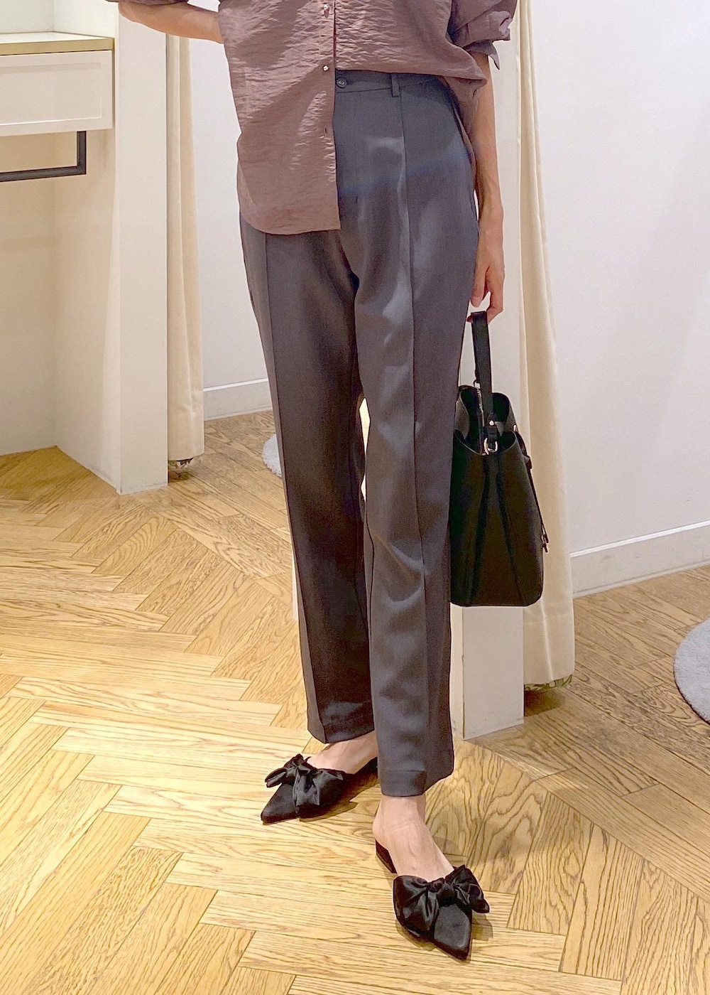 ブラック系のキャミソール、ブラウン系のシャツ/ブラウス、ブラック系のサンダルを着用したレディースの秋コーディネートの5枚目の写真