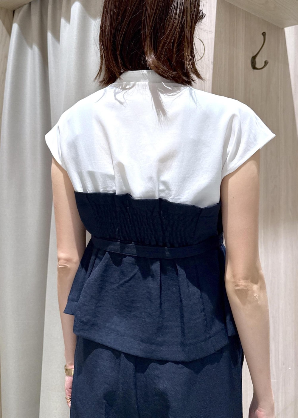 ベージュ系のトートバッグ、ホワイト系のパンプス、ブルー系のシャツ/ブラウスを着用したレディースの夏コーディネートの8枚目の写真