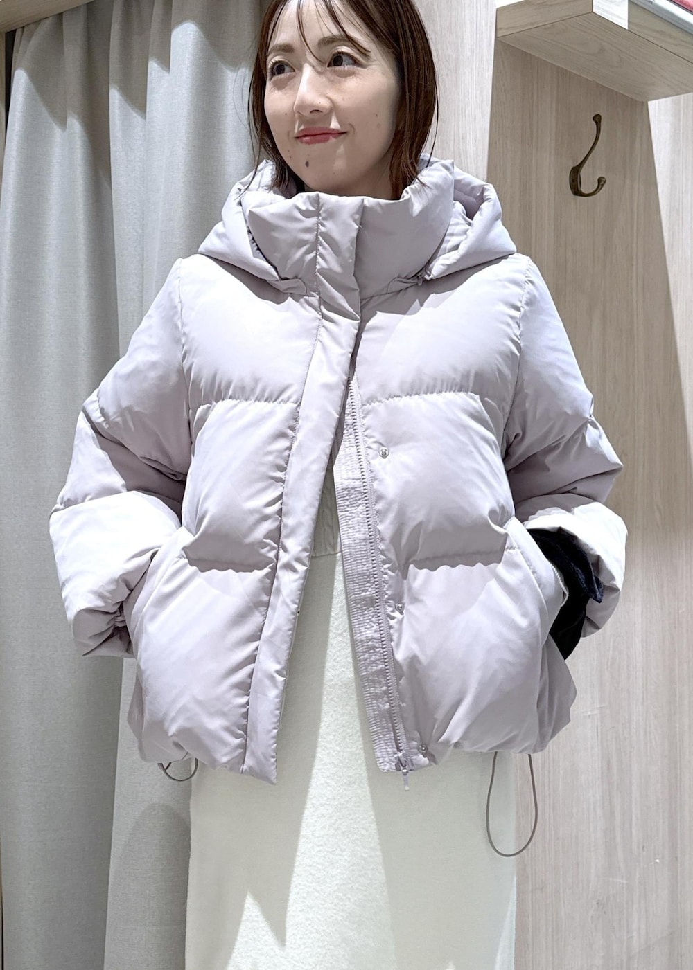 ブラック系のハンドバッグ、ピンク系のダウンジャケット/コート、ホワイト系のワンピースを着用したレディースの冬コーディネートの7枚目の写真