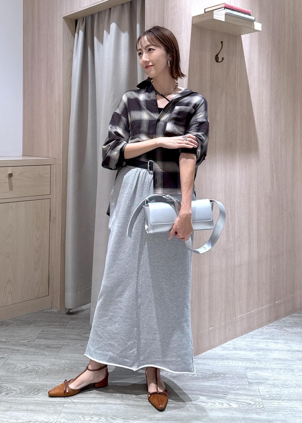 ブラック系のキャミソール、シルバー系のショルダーバッグ、ブラック系のシャツ/ブラウスを着用したレディースの秋コーディネートの9枚目の写真