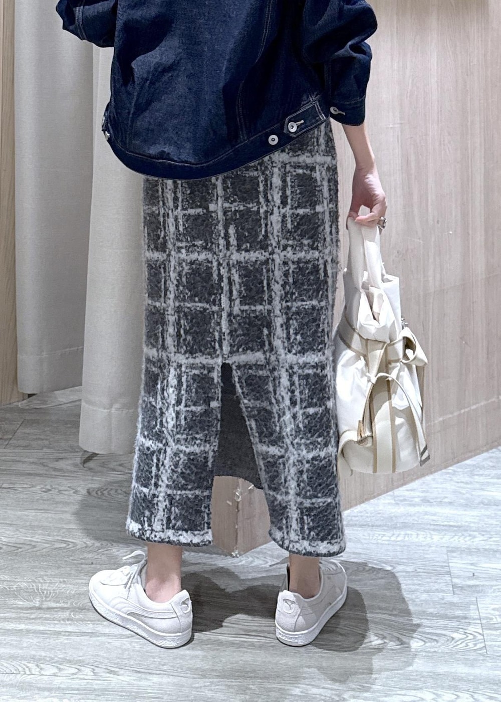 グレー系のスニーカー、グレー系のスカート、ブラウン系のニット/セーターを着用したレディースの冬コーディネートの6枚目の写真