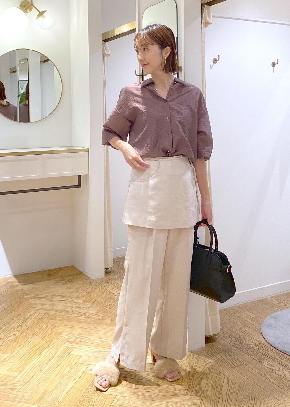 ブラウン系のシャツ/ブラウス、ベージュ系のドレスシューズ、ホワイト系のスラックスを着用したレディースの夏コーディネートの7枚目の写真