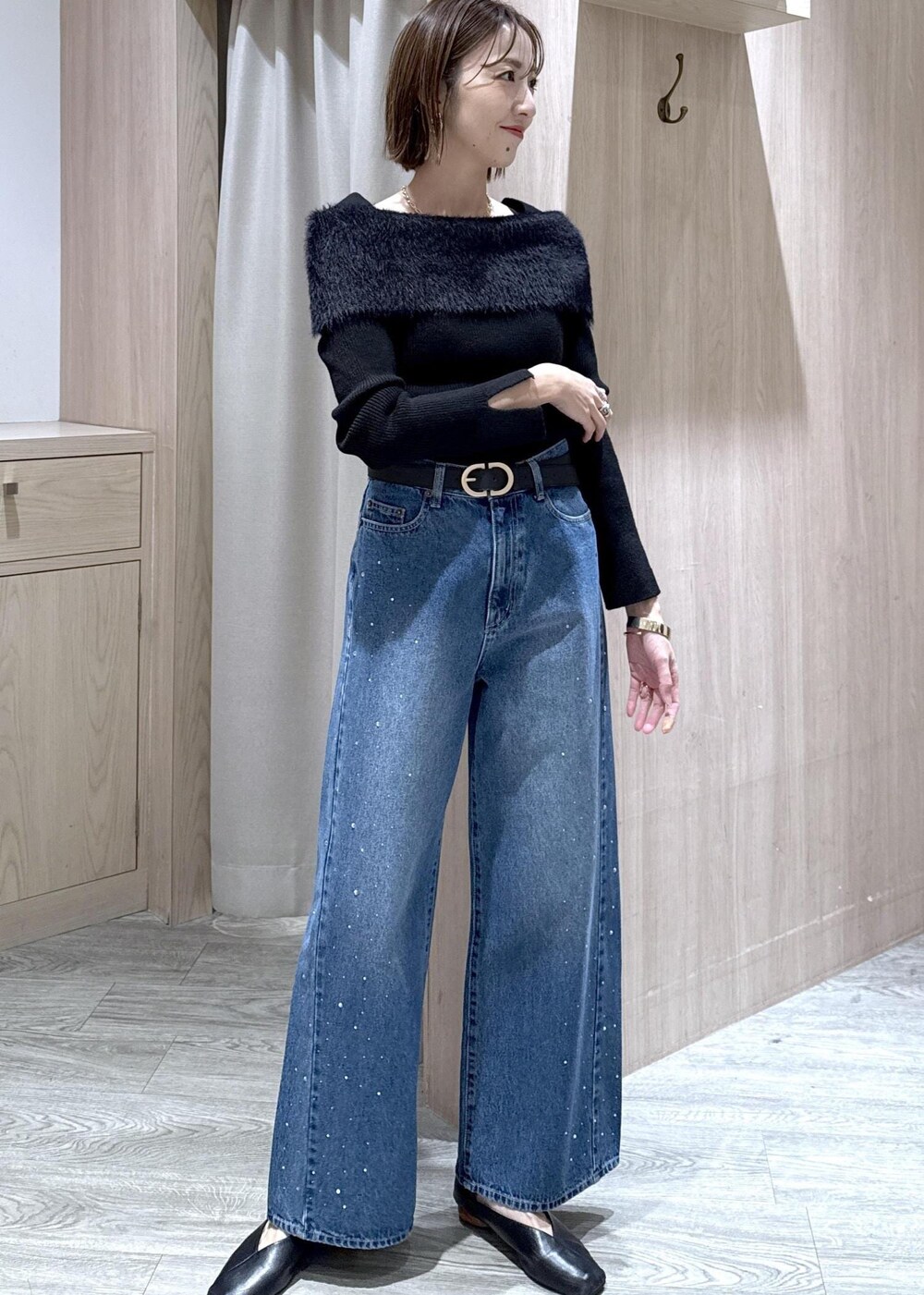 グレー系のその他アウター、ブルー系のデニムパンツ、ブラック系のニット/セーターを着用したレディースの冬コーディネートの8枚目の写真