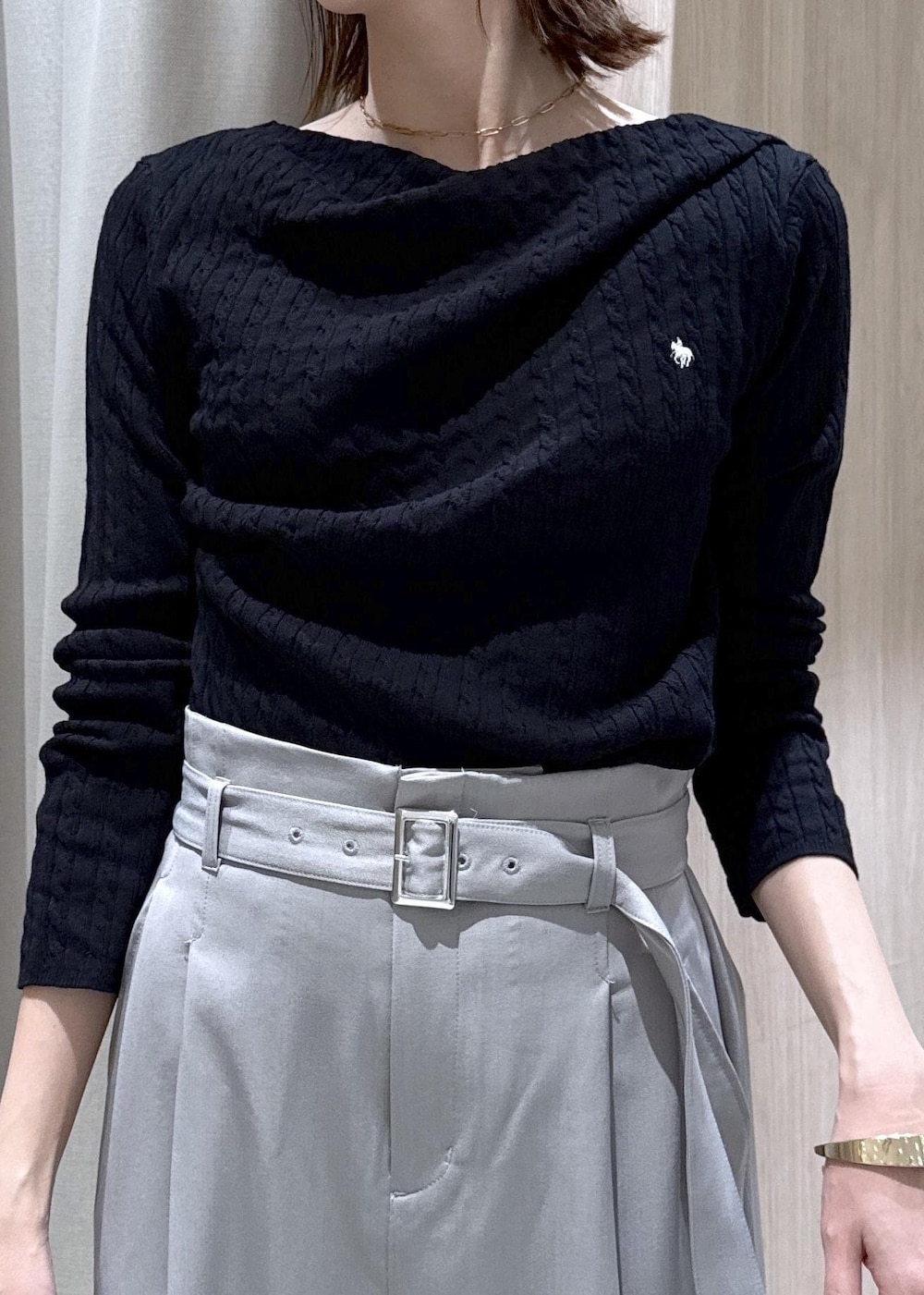 ブラック系のショルダーバッグ、ブルー系のデニムジャケット、グレー系のスラックスを着用したレディースの春コーディネートの6枚目の写真