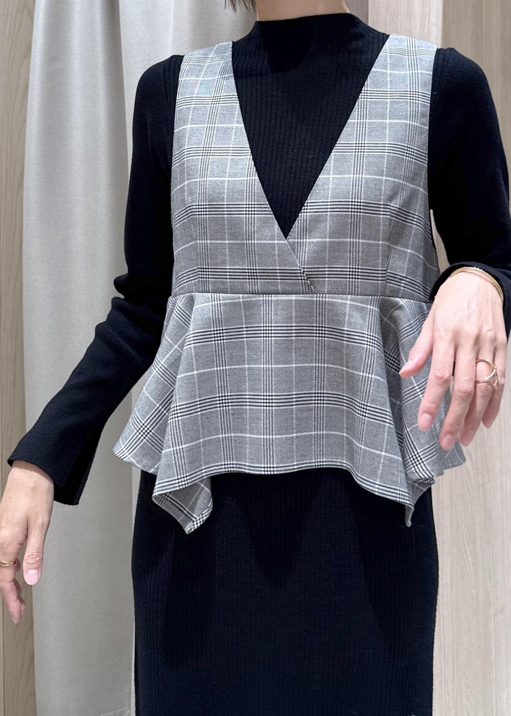 グレー系のテーラードジャケット、ブラック系のショルダーバッグ、ブラック系のワンピースを着用したレディースの冬コーディネートの7枚目の写真