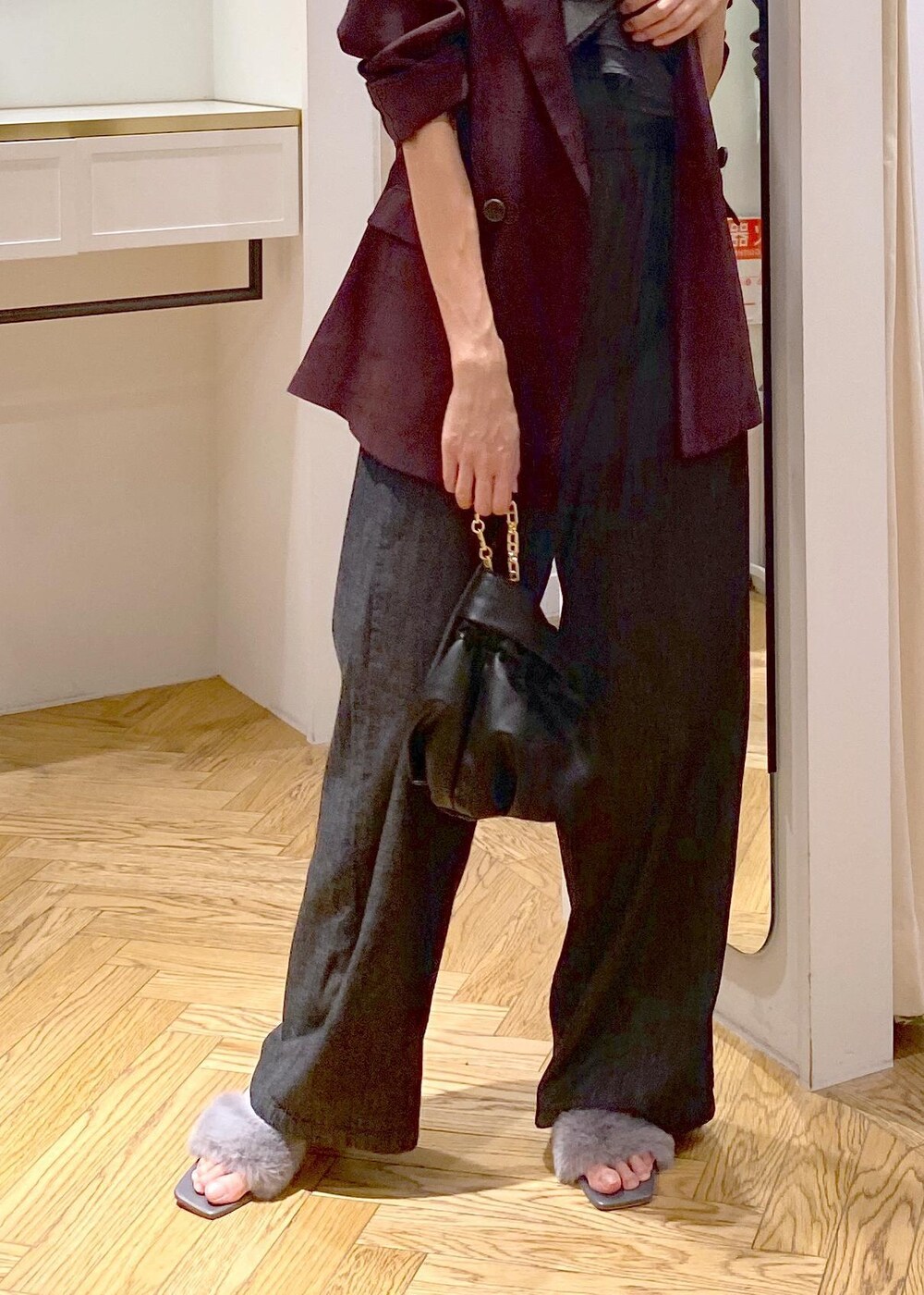 ブラック系のキャミソール、ブラック系のハンドバッグ、グレー系のドレスシューズを着用したレディースの夏コーディネートの9枚目の写真