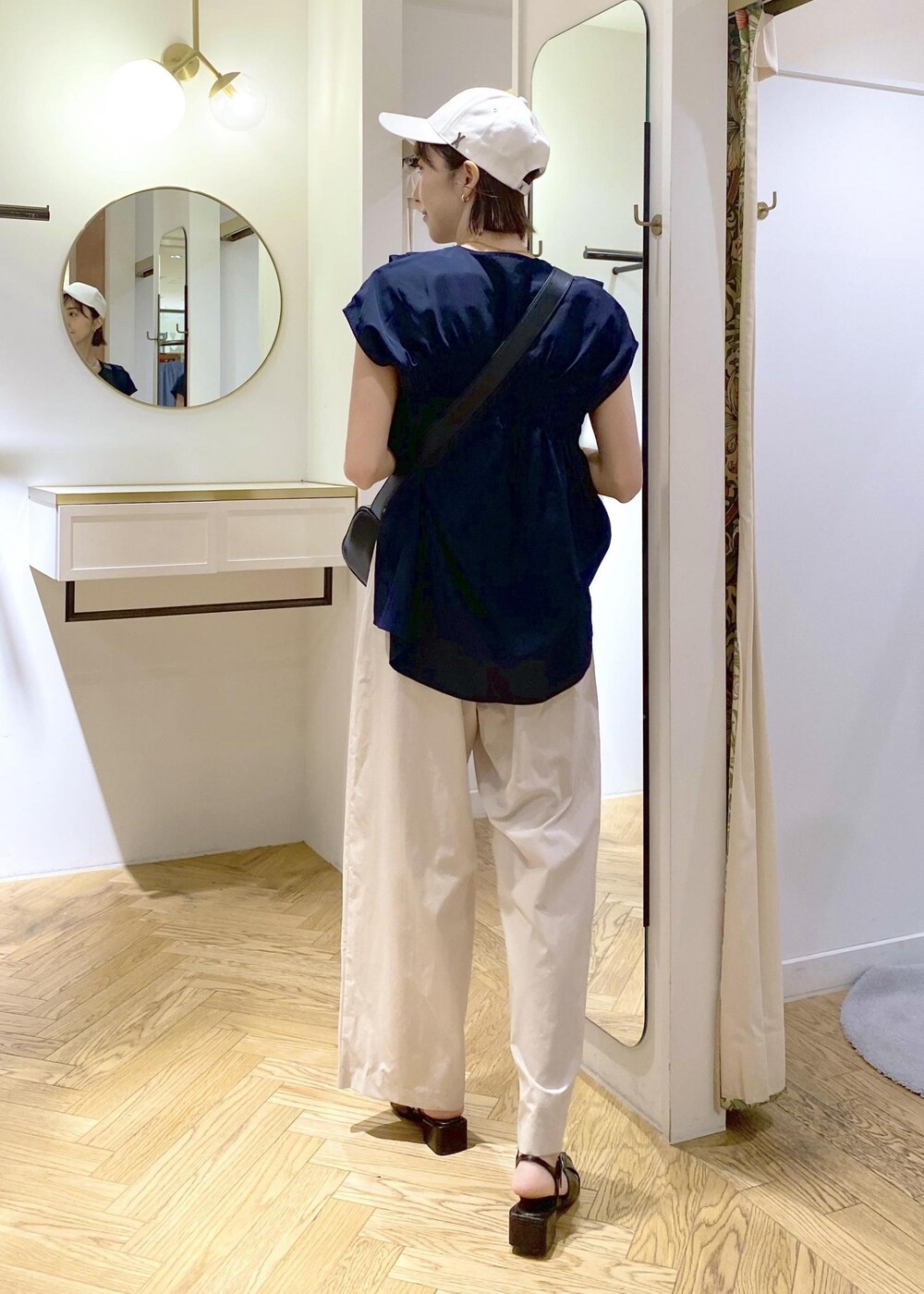 ブラック系のショルダーバッグ、ブラック系のサンダル、ブラック系のキャミソールを着用したレディースの春コーディネートの2枚目の写真