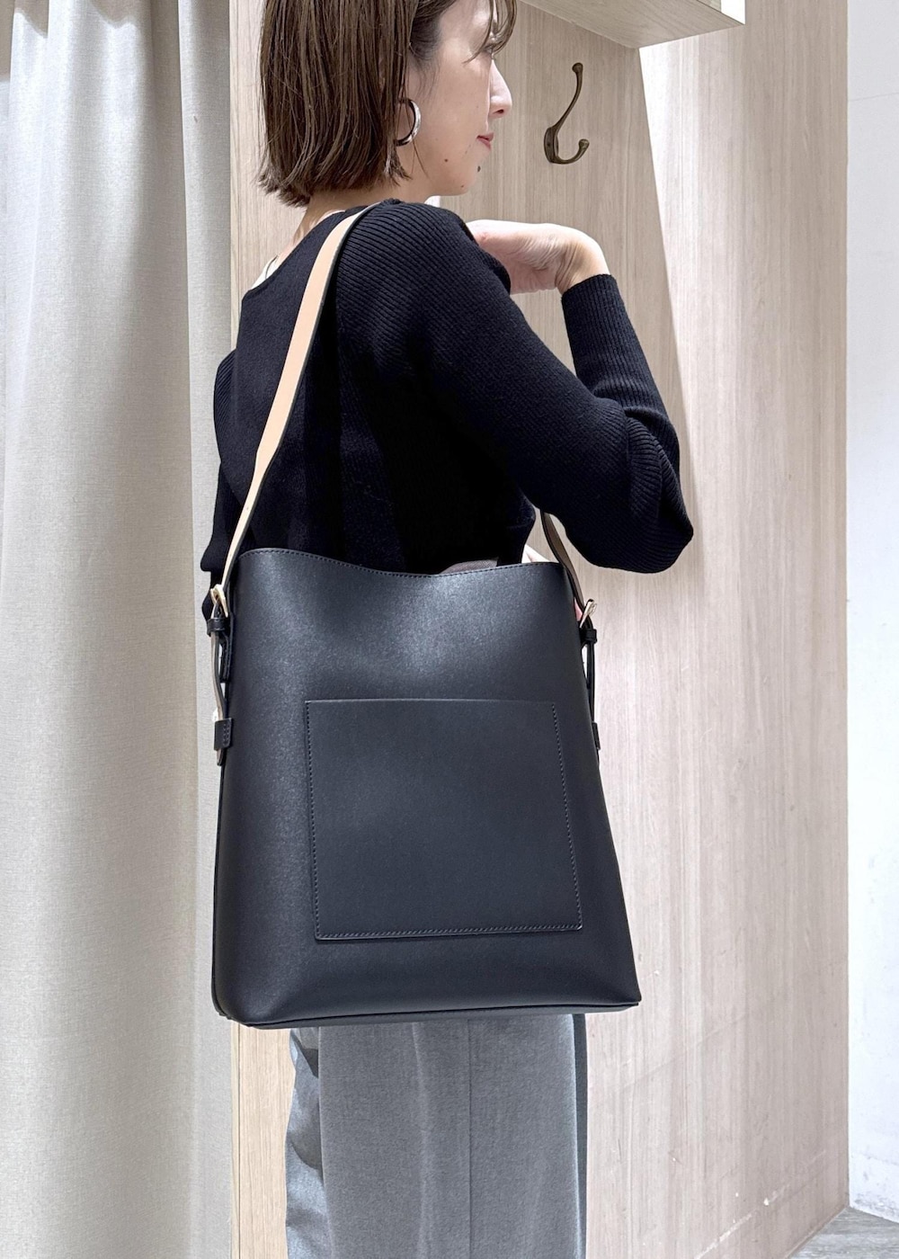 ブラック系のトートバッグ、グレー系のその他パンツ、ブラック系のニット/セーターを着用したレディースの冬コーディネートの9枚目の写真