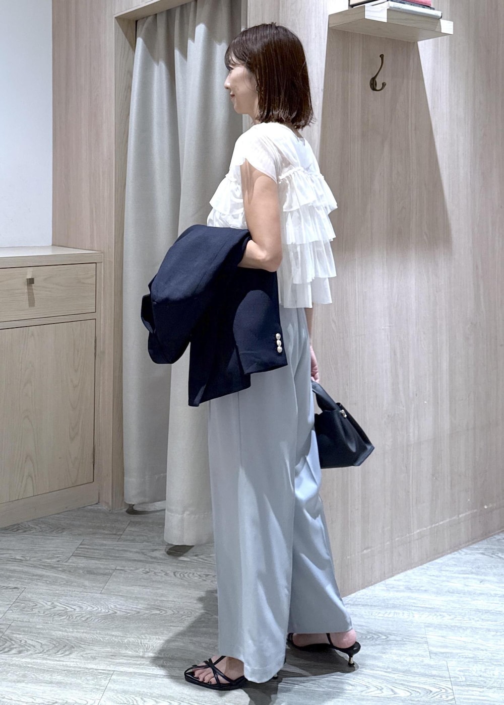ブラック系のショルダーバッグ、ブルー系のその他パンツ、ホワイト系のTシャツ/カットソーを着用したレディースの秋コーディネートの8枚目の写真