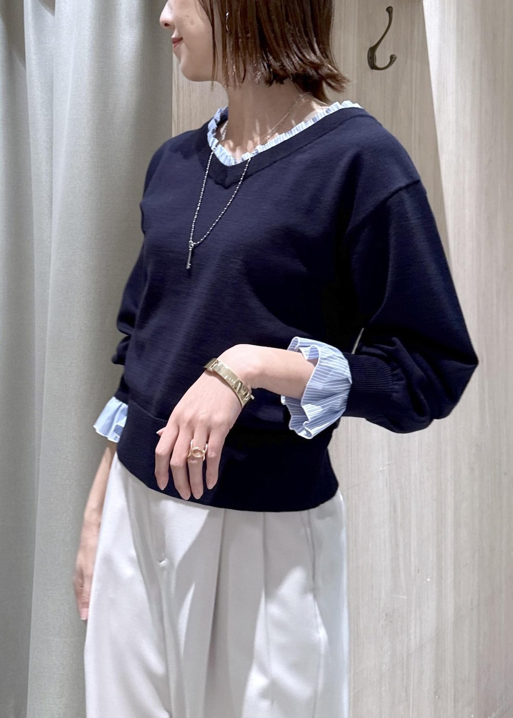 ベージュ系のトートバッグ、ベージュ系のその他パンツ、ブルー系のニット/セーターを着用したレディースの冬コーディネートの6枚目の写真