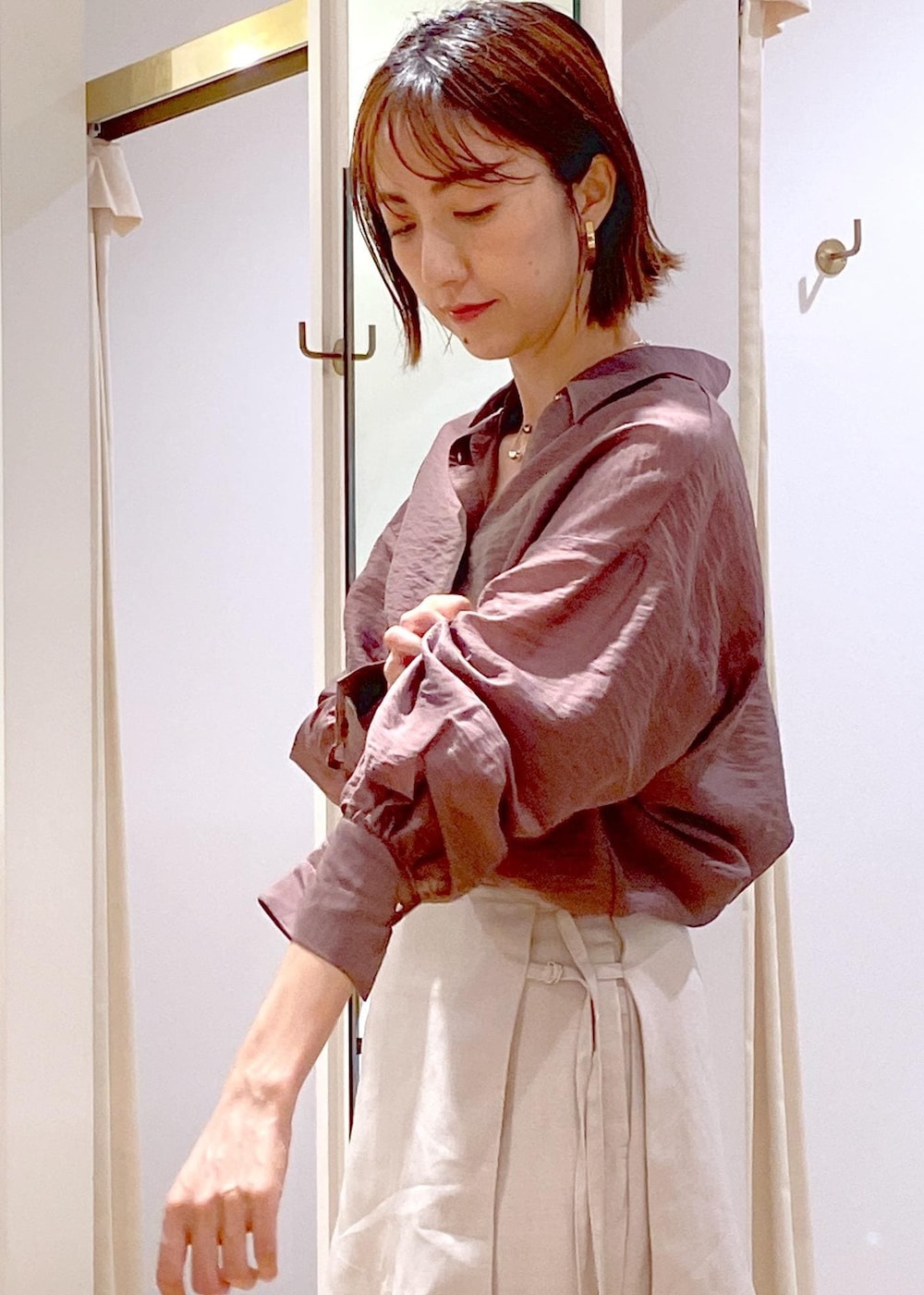 ブラウン系のシャツ/ブラウス、ベージュ系のドレスシューズ、ホワイト系のスラックスを着用したレディースの夏コーディネートの6枚目の写真