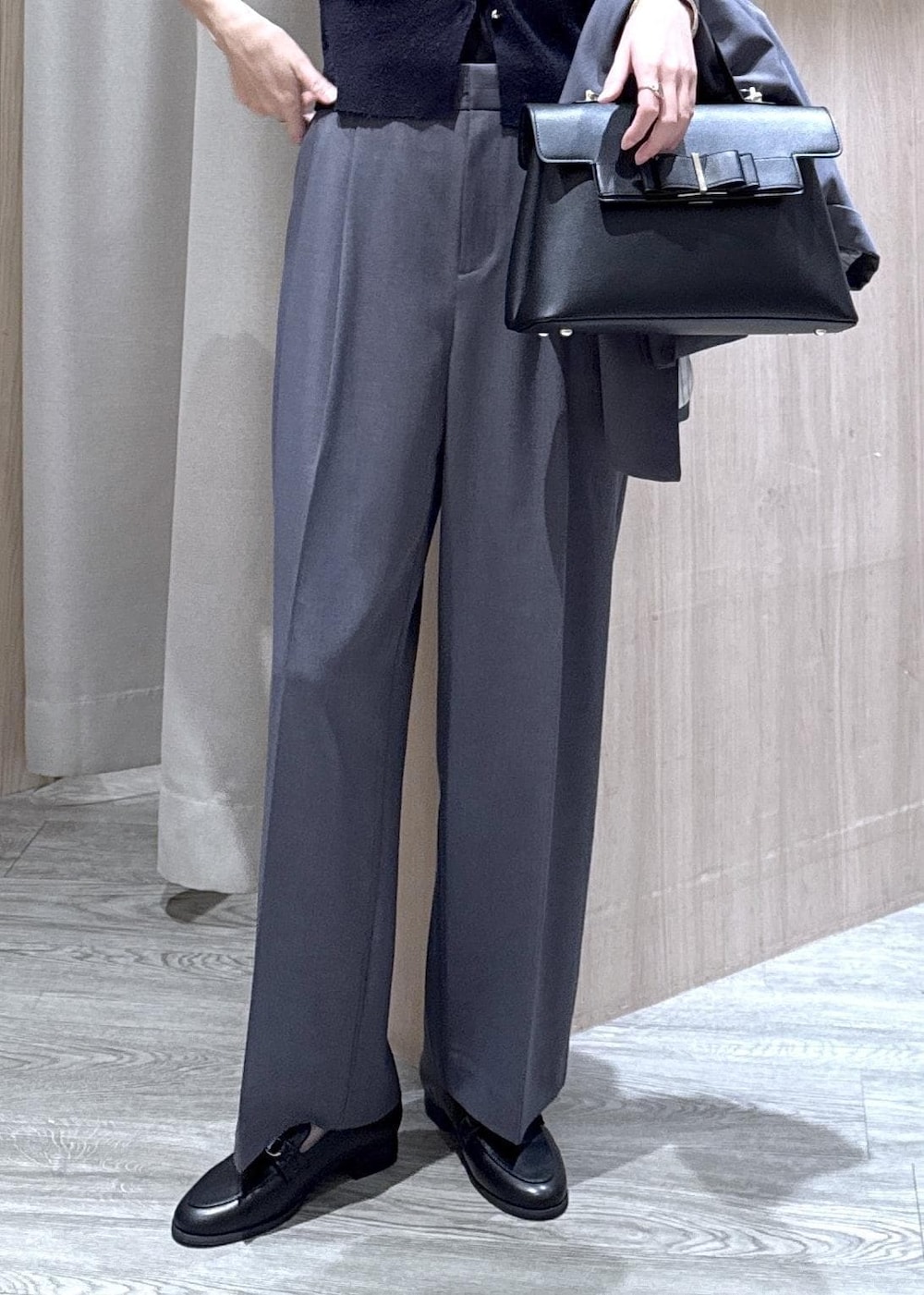 ブルー系のカーディガン/ボレロ、グレー系のその他パンツ、グレー系のテーラードジャケットを着用したレディースの冬コーディネートの9枚目の写真