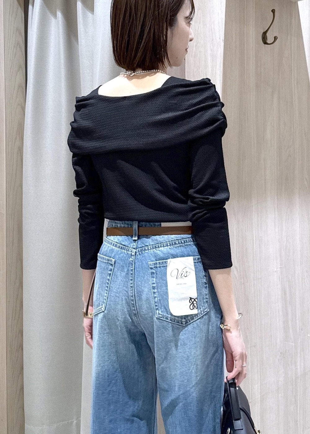 ブラック系のショルダーバッグ、ブルー系のデニムパンツ、ブラック系のTシャツ/カットソーを着用したレディースの春コーディネートの8枚目の写真