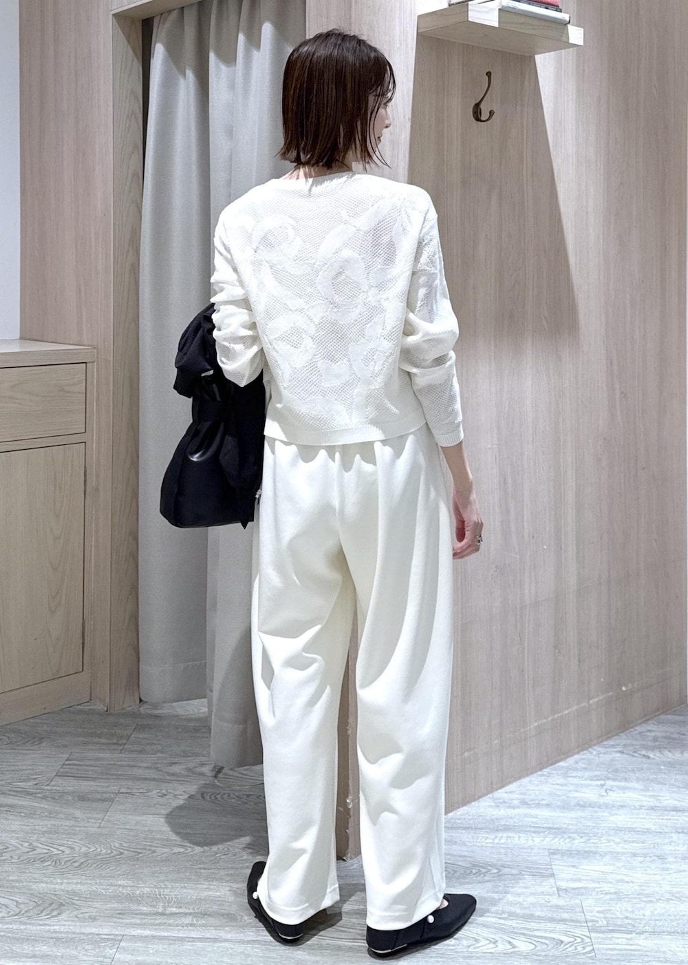 ブラック系のパンプス、ブラック系のトートバッグ、ブラック系のブルゾンを着用したレディースの春コーディネートの10枚目の写真