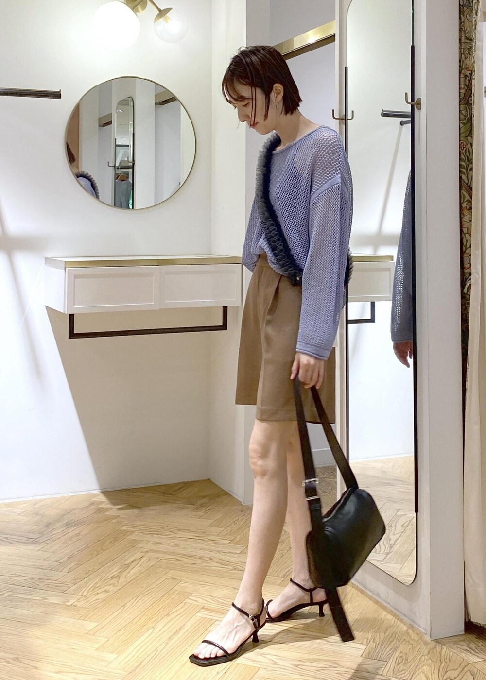 ブラック系のキャミソール、ブラック系のショルダーバッグ、ブラック系のサンダルを着用したレディースの夏コーディネートの3枚目の写真