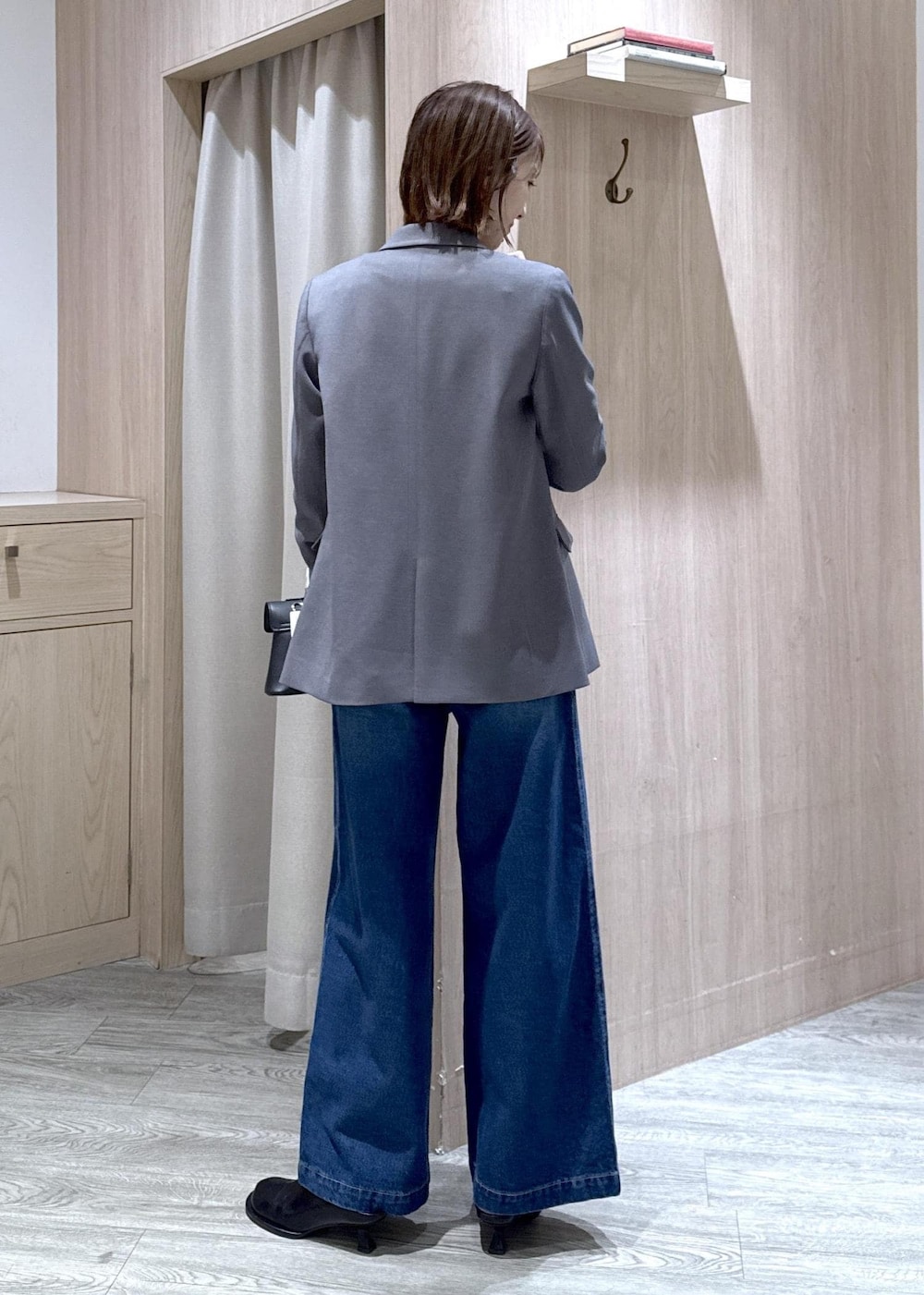 ブラック系のショルダーバッグ、グレー系のテーラードジャケット、ホワイト系のTシャツ/カットソーを着用したレディースの冬コーディネートの4枚目の写真