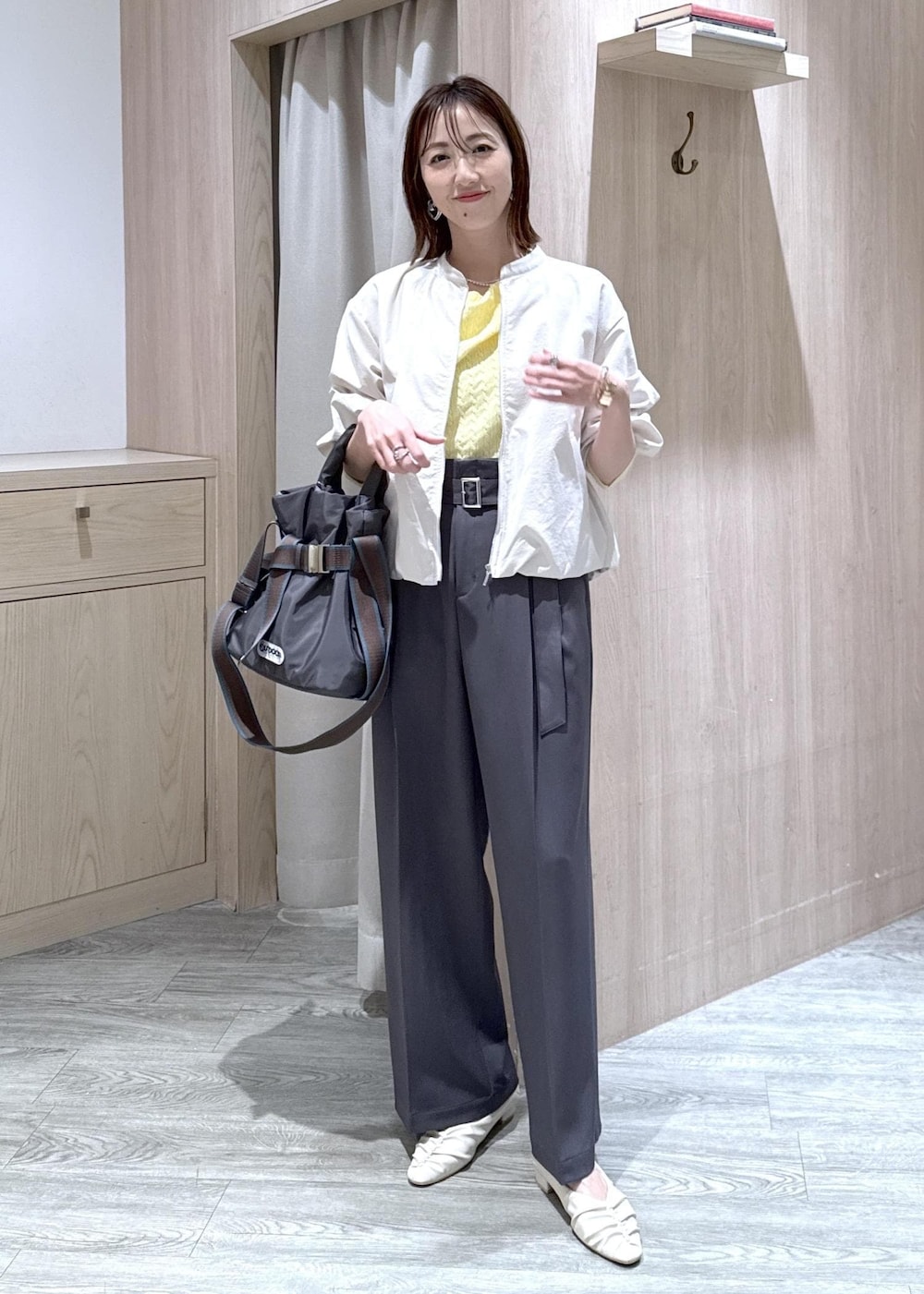 ホワイト系のパンプス、グレー系のトートバッグ、ホワイト系のブルゾンを着用したレディースの春コーディネートの8枚目の写真