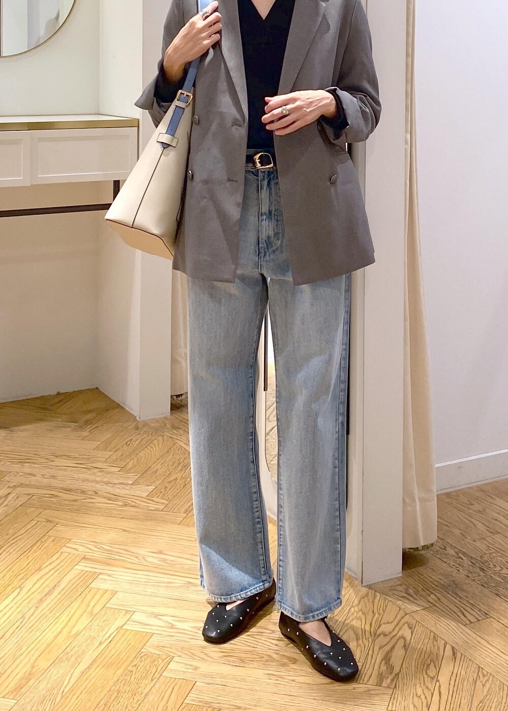 ベージュ系のショルダーバッグ、ブラック系のバレエシューズ、グレー系のテーラードジャケットを着用したレディースの秋コーディネートの4枚目の写真