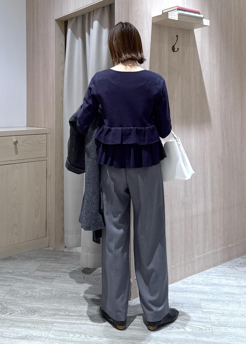 ホワイト系のショルダーバッグ、ブルー系のカーディガン/ボレロ、グレー系のその他アウターを着用したレディースの冬コーディネートの10枚目の写真