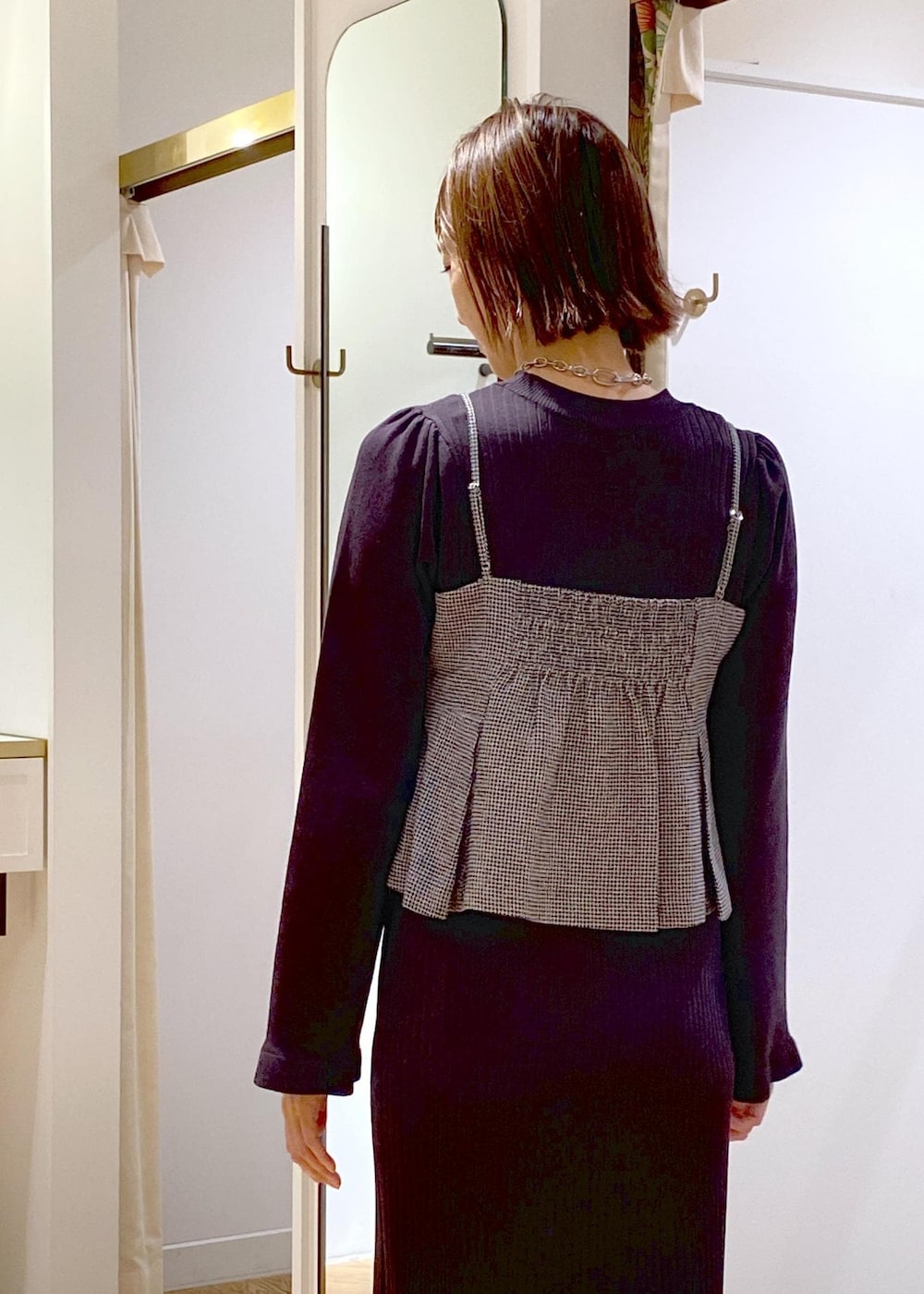 ブラック系のサンダル、ブラック系のワンピース、ホワイト系のショルダーバッグを着用したレディースの秋コーディネートの6枚目の写真