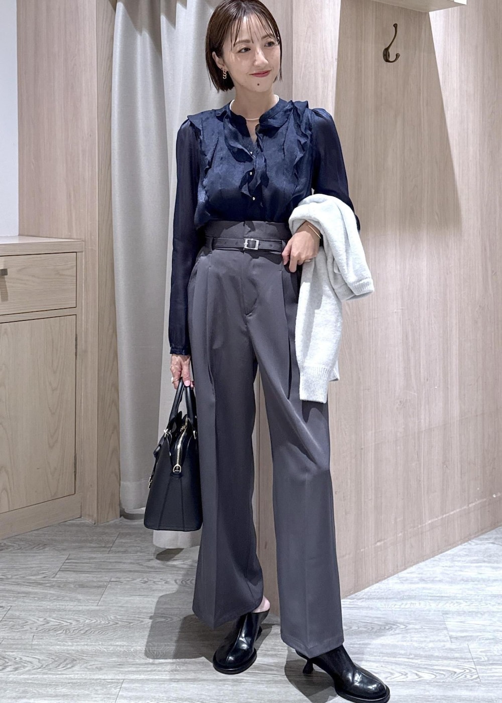 ブルー系のシャツ/ブラウス、グレー系のカーディガン/ボレロ、グレー系のその他パンツを着用したレディースの秋コーディネートの2枚目の写真