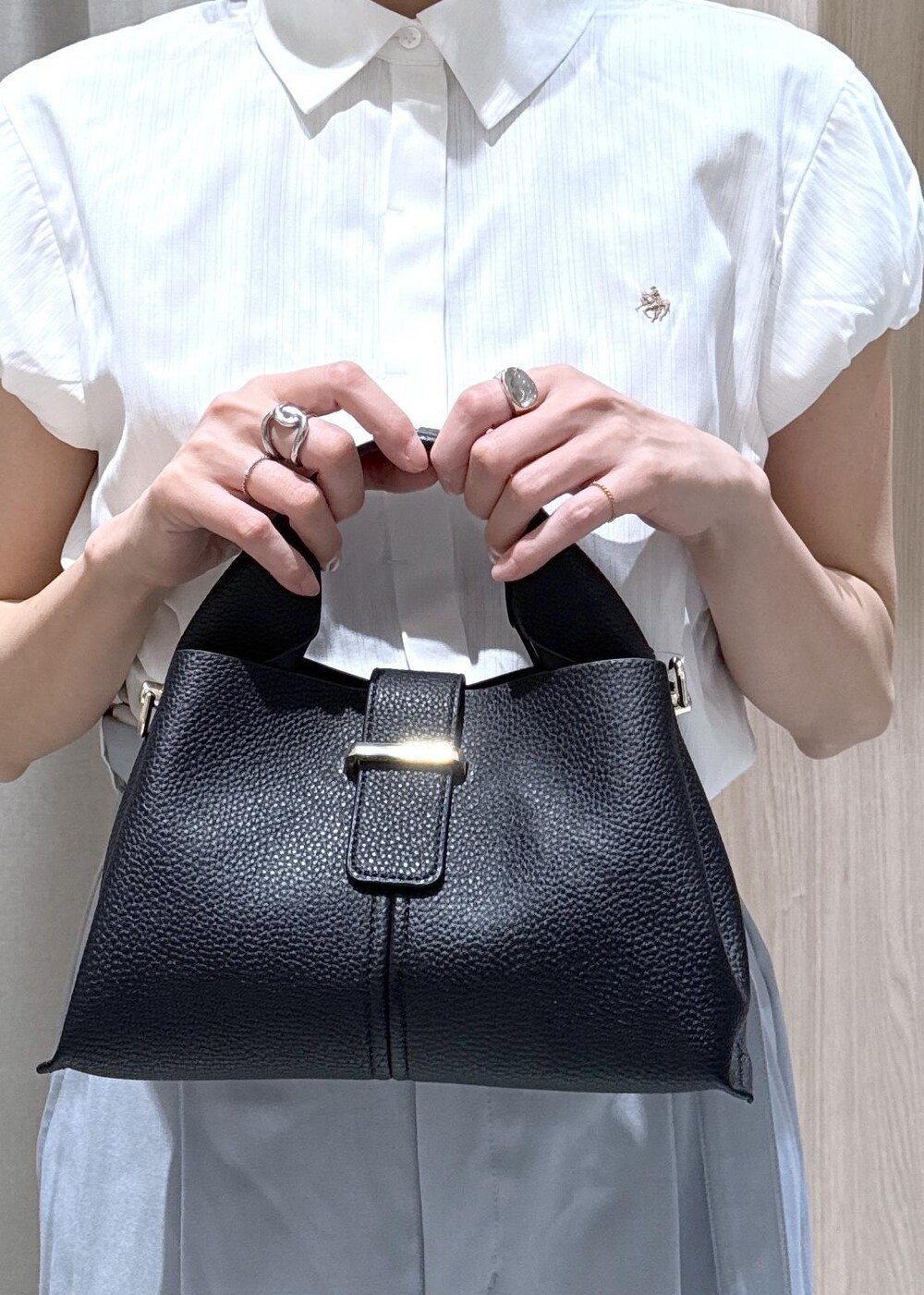 ブラック系のパンプス、ブラック系のショルダーバッグ、ブルー系のその他パンツを着用したレディースの春コーディネートの10枚目の写真