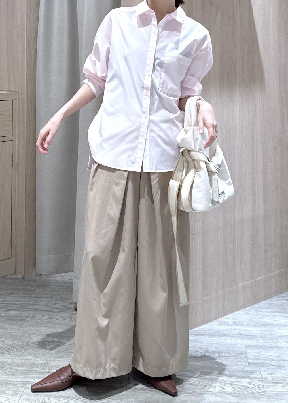 ホワイト系のトートバッグ、ベージュ系のその他パンツ、ピンク系のシャツ/ブラウスを着用したレディースの冬コーディネートの10枚目の写真