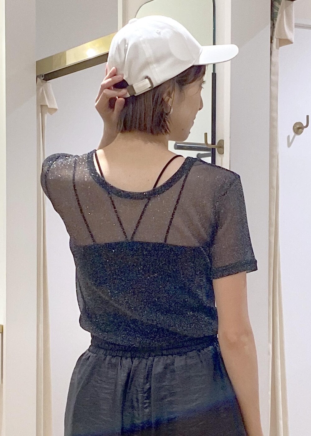 ブラック系のサンダル、シルバー系のショルダーバッグ、ブラック系のキャミソールを着用したレディースの夏コーディネートの8枚目の写真