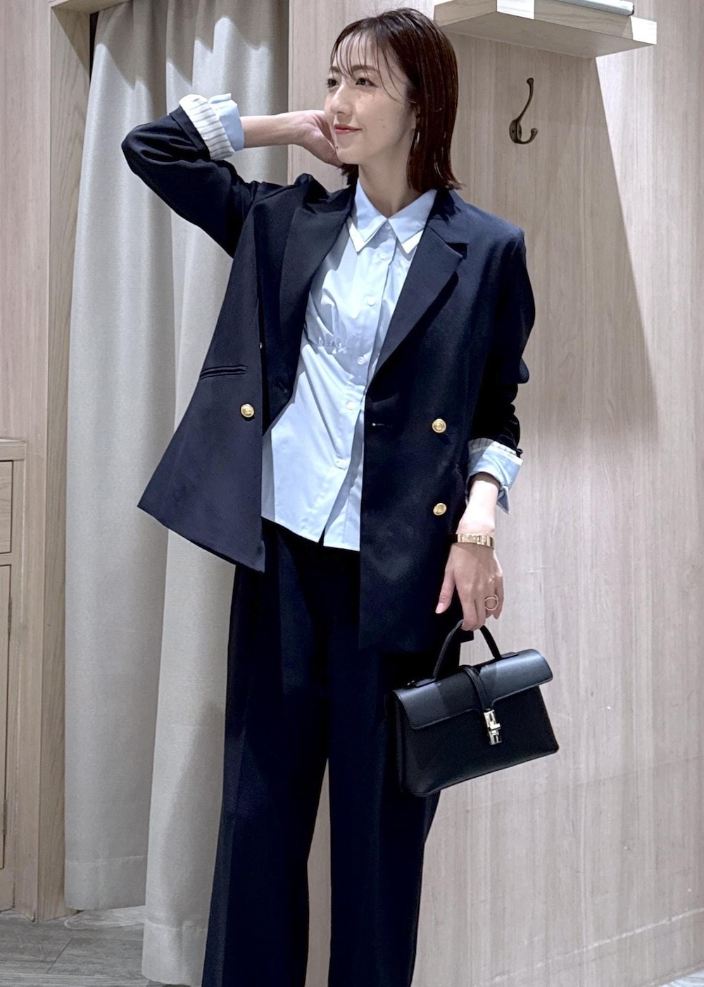 ブルー系のシャツ/ブラウス、ブラック系のパンプス、ブルー系のテーラードジャケットを着用したレディースの冬コーディネートの2枚目の写真