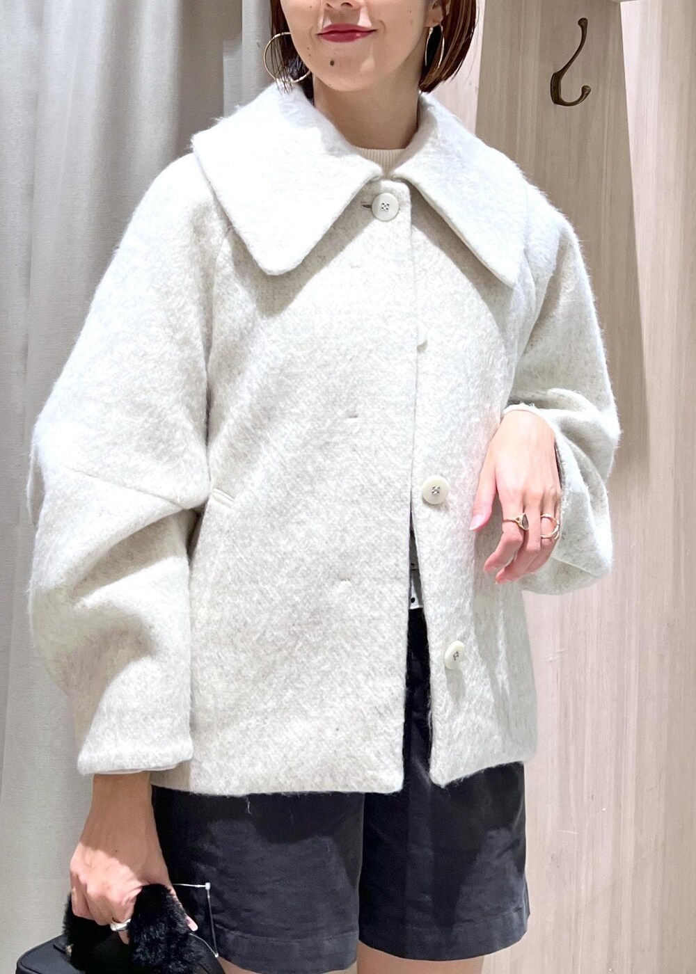 ブラック系のブーツ、ホワイト系のブルゾン、ホワイト系のニット/セーターを着用したレディースの秋コーディネートの6枚目の写真