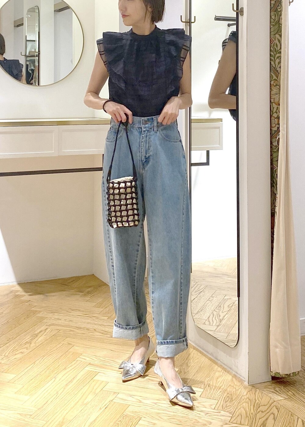 シルバー系のパンプス、ブルー系のデニムパンツ、ブルー系のシャツ/ブラウスを着用したレディースの夏コーディネートの3枚目の写真
