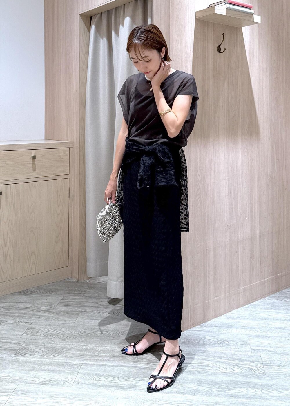 ブラック系のサンダル、シルバー系のハンドバッグ、ブラック系のシャツ/ブラウスを着用したレディースの夏コーディネートの10枚目の写真