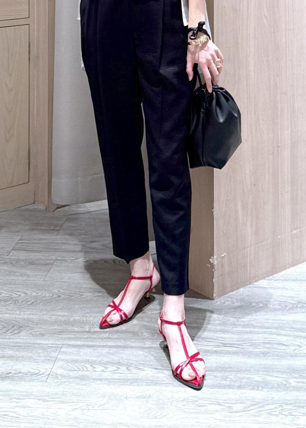 レッド系のサンダル、ホワイト系のシャツ/ブラウス、ホワイト系のTシャツ/カットソーを着用したレディースの春コーディネートの7枚目の写真