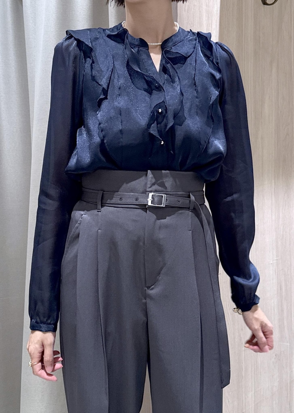 ブルー系のシャツ/ブラウス、グレー系のカーディガン/ボレロ、グレー系のその他パンツを着用したレディースの秋コーディネートの10枚目の写真