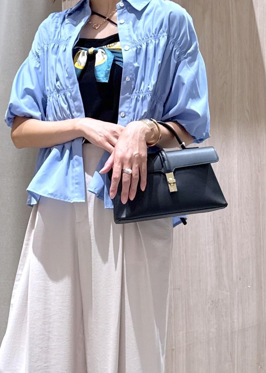 ブラック系のショルダーバッグ、ブラック系のキャミソール、ブラック系のパンプスを着用したレディースの夏コーディネートの6枚目の写真