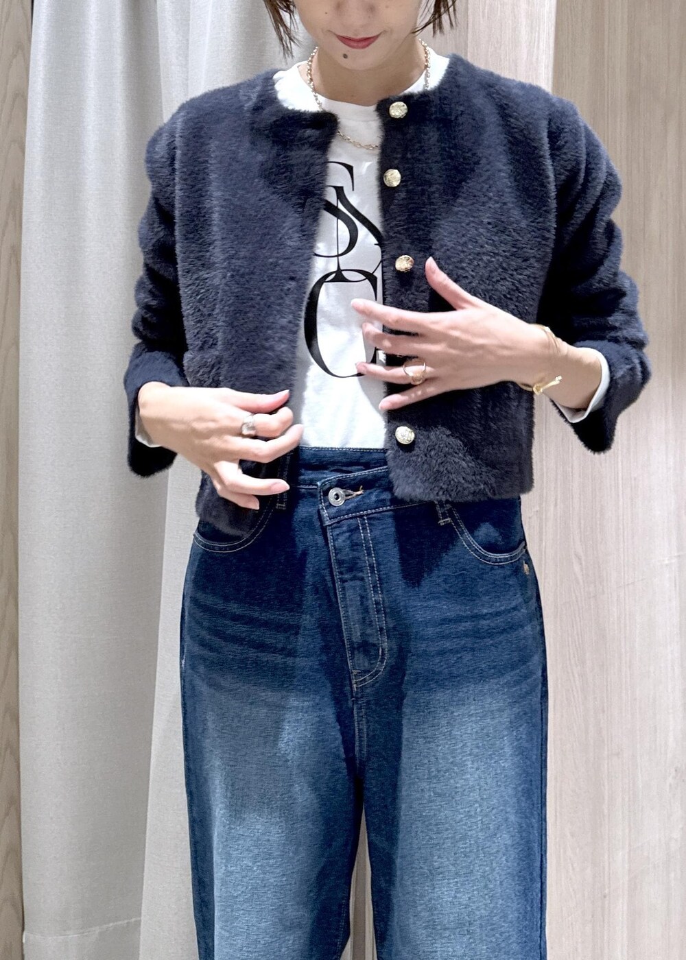 グレー系のショルダーバッグ、グレー系のデニムパンツ、ブルー系のカーディガン/ボレロを着用したレディースの秋コーディネートの8枚目の写真
