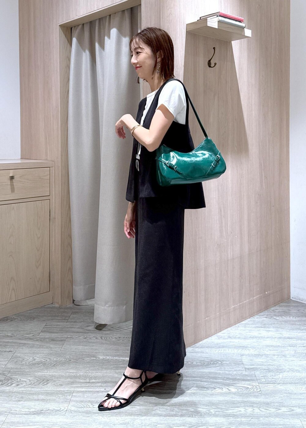 ブラック系のサンダル、グレー系のスカート、ホワイト系のTシャツ/カットソーを着用したレディースの夏コーディネートの3枚目の写真